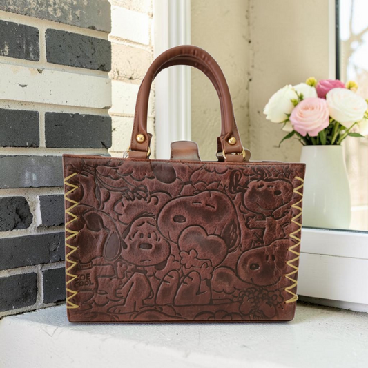 Bolsa artesanal café con Snoopy grabado en relieve y cosmetiquera