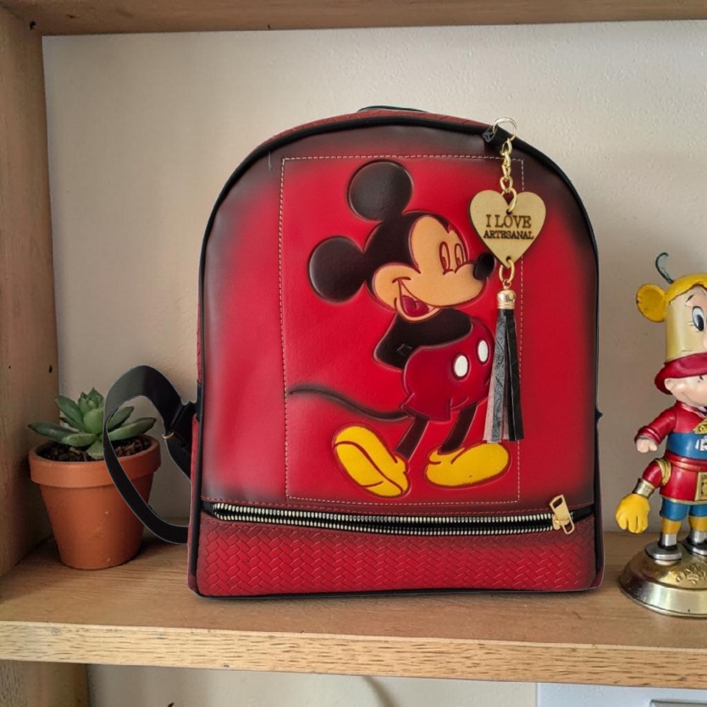 Mochila Artesanal Roja Pintada a Mano Diseño Personaje Clásico Retro