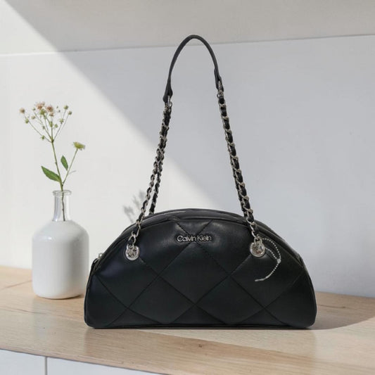 Bolsa Calvin Klein Negra Acolchada con Cadena Plateada