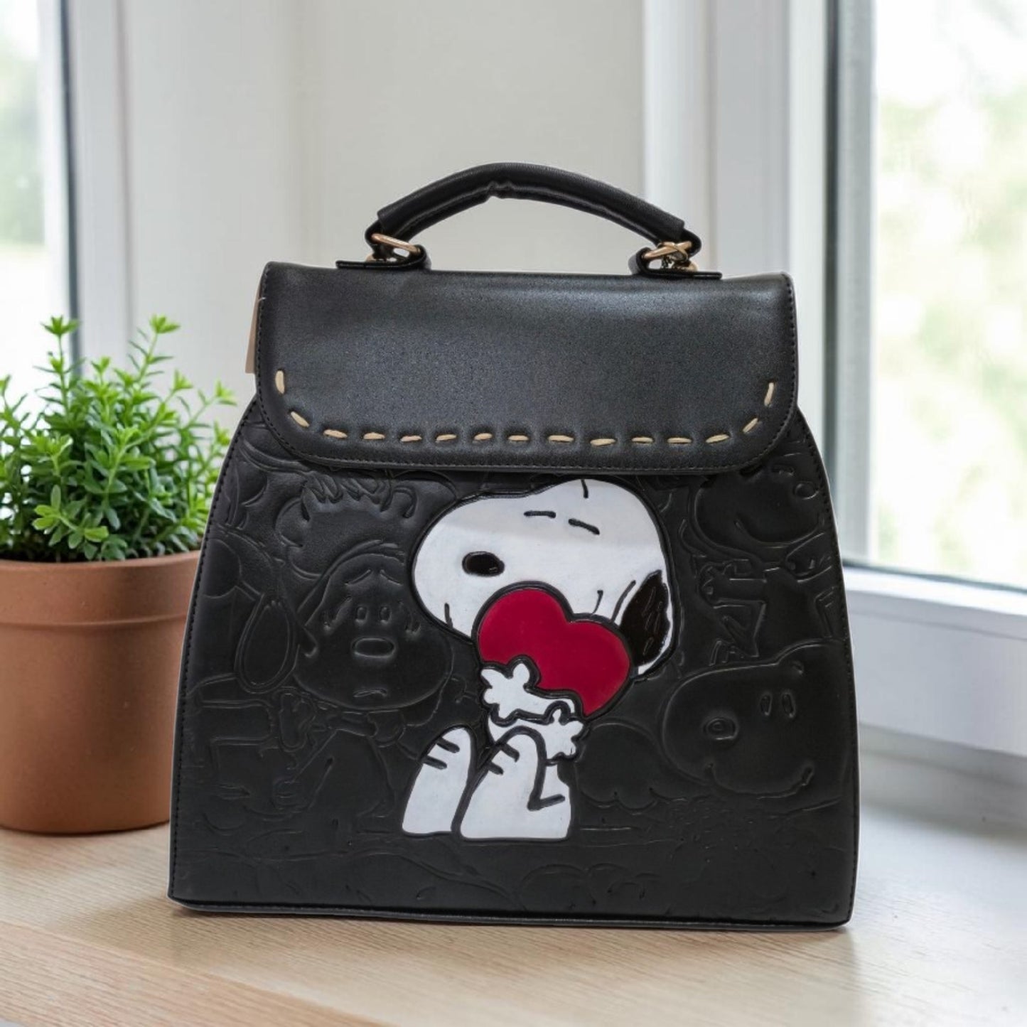 Bolsa Mochila Artesanal Snoopy Negra para Mujer con Correa Ajustable