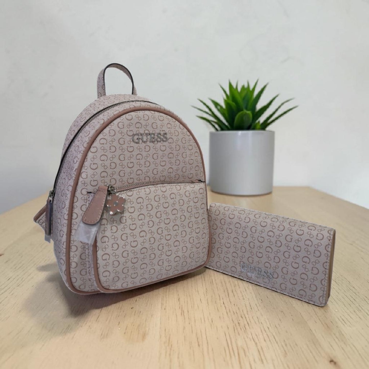 Mochila Guess Rosa Monograma con Cartera Incluida
