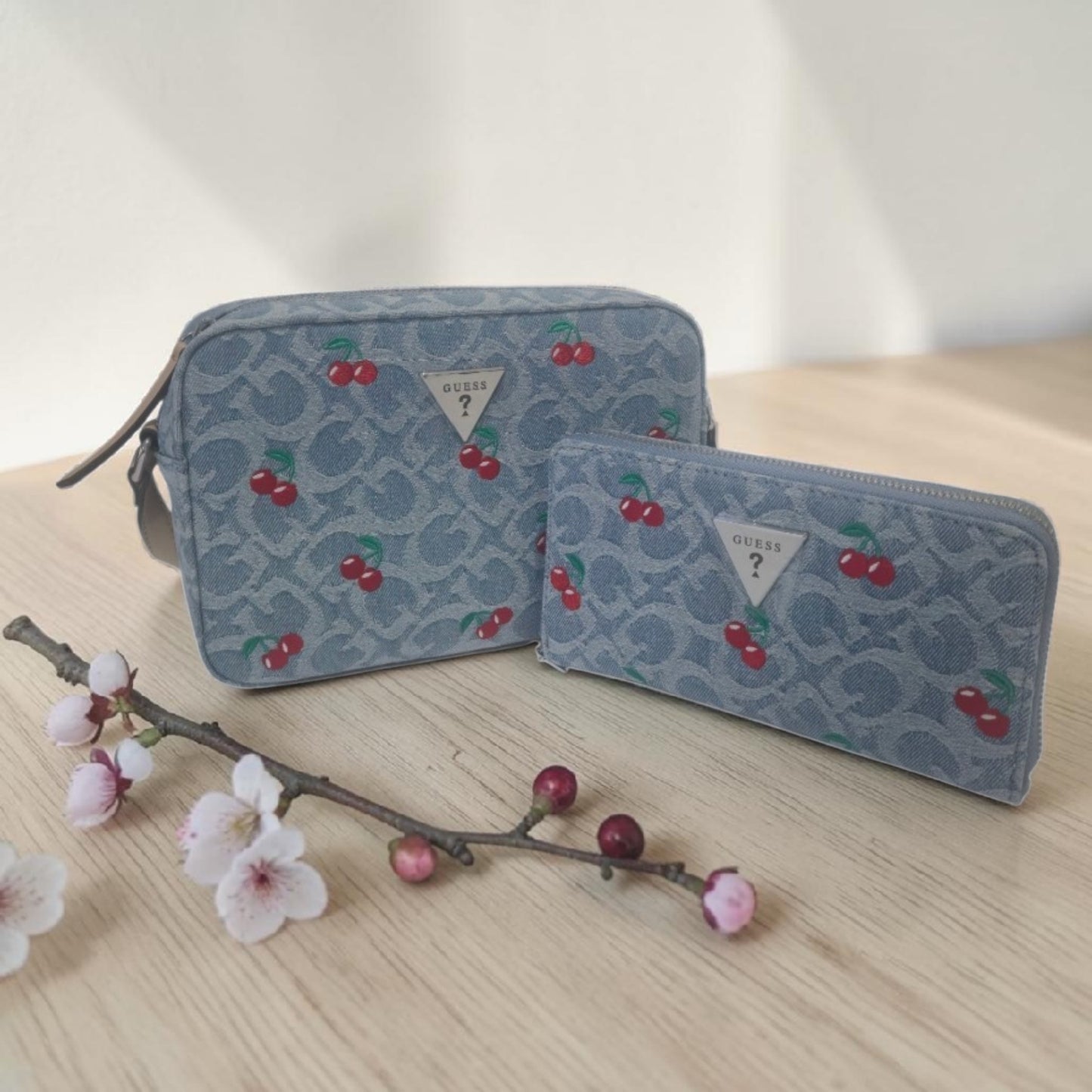 Bolsa Crossbody Guess Denim con Cartera y Diseño de Cerezas