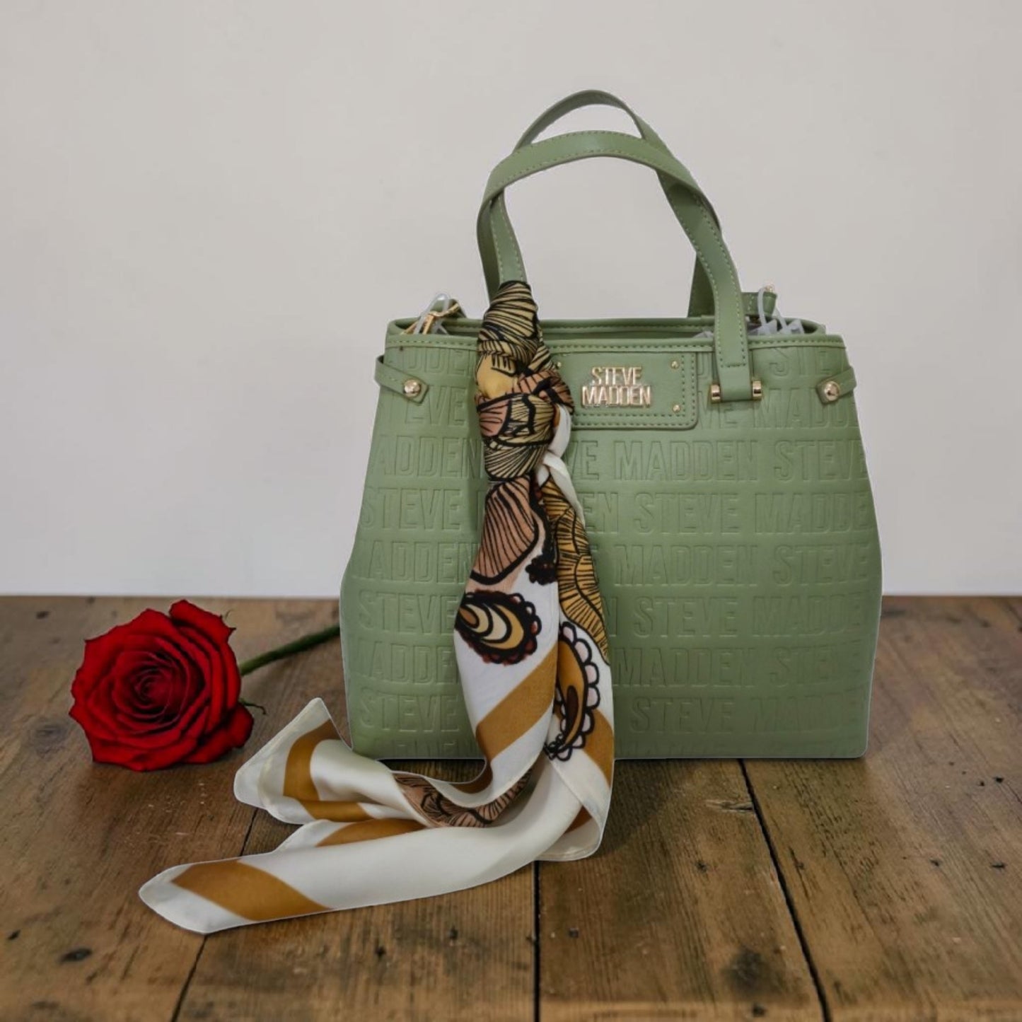 Bolsa Steve Madden Verde con 3 Compartimentos y Pañuelo