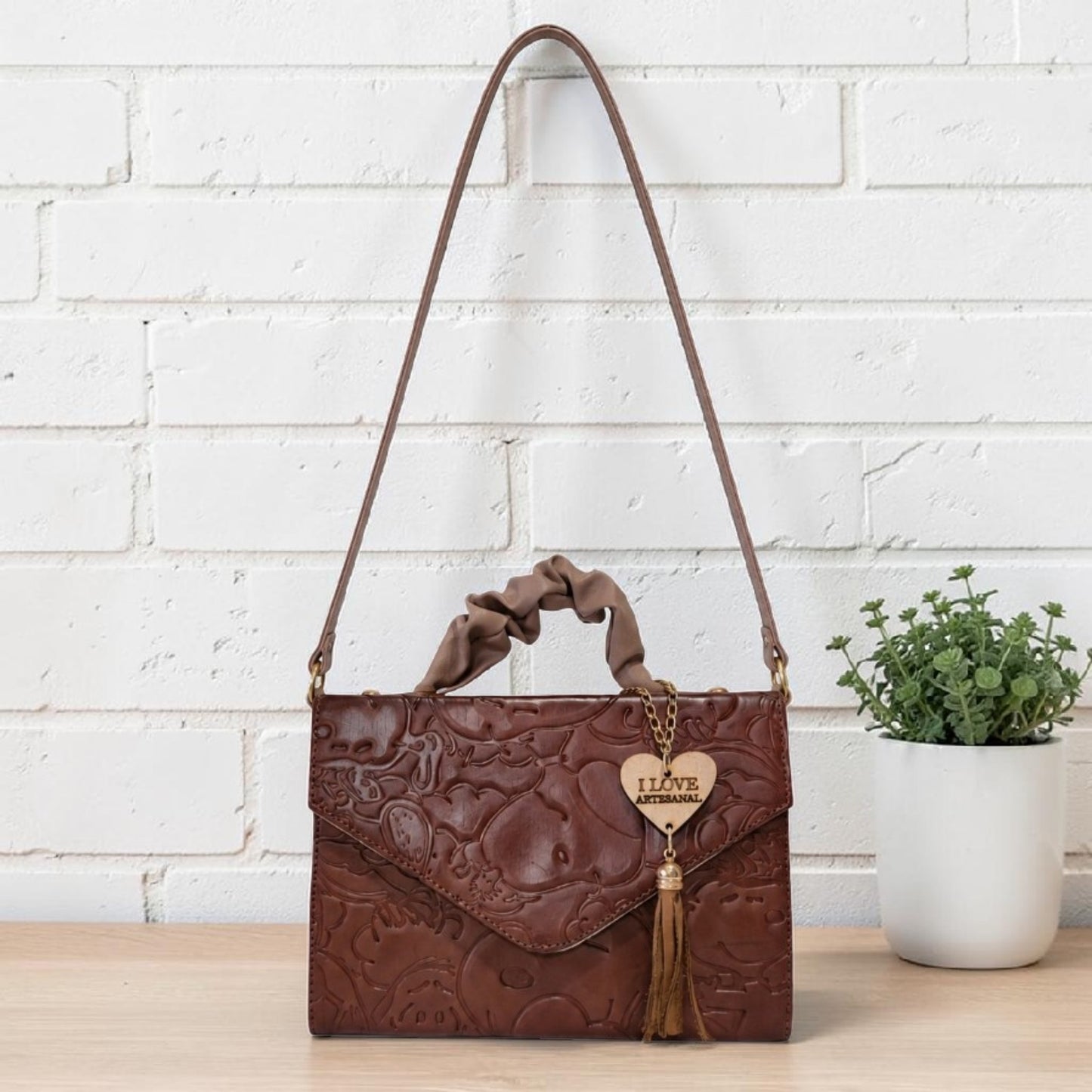 Bolsa Crossbody Artesanal Café con Grabado Snoopy