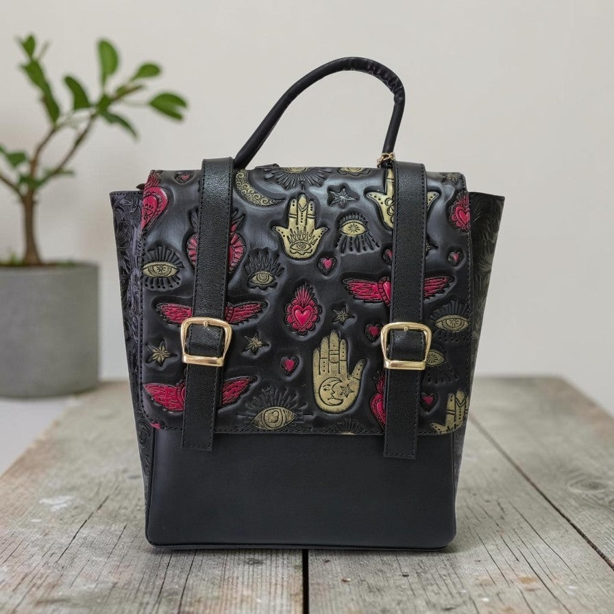 Mochila Artesanal Negra para Mujer con Grabado Místico