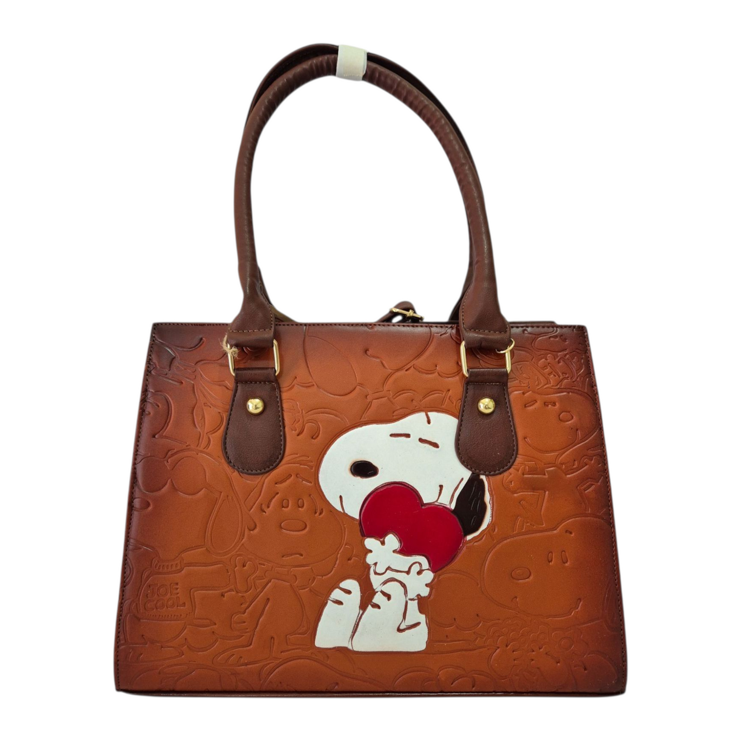 Bolsa artesanal de piel café con diseño grabado de personaje abrazando a un corazón rojo