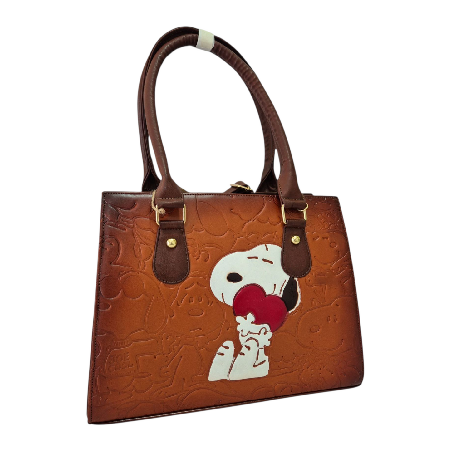 Bolsa artesanal de piel café con diseño grabado de personaje abrazando a un corazón rojo