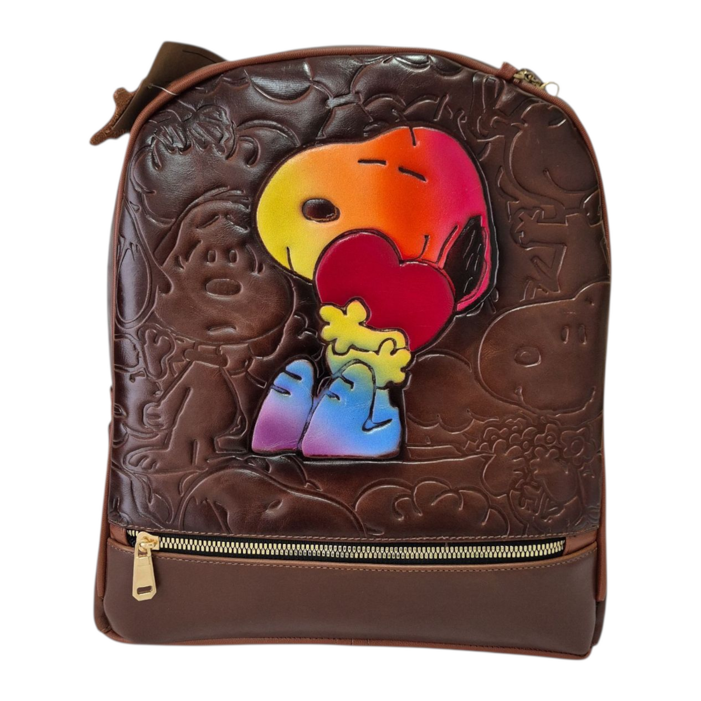 Mochila café con diseño grabado y personaje tierno abrazando corazón