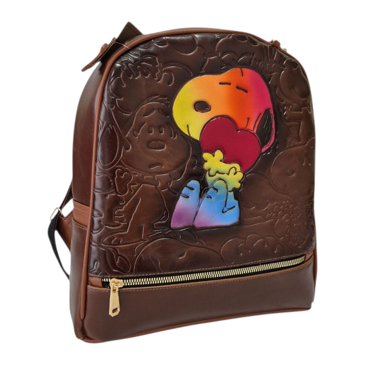 Mochila café con diseño grabado y personaje tierno abrazando corazón