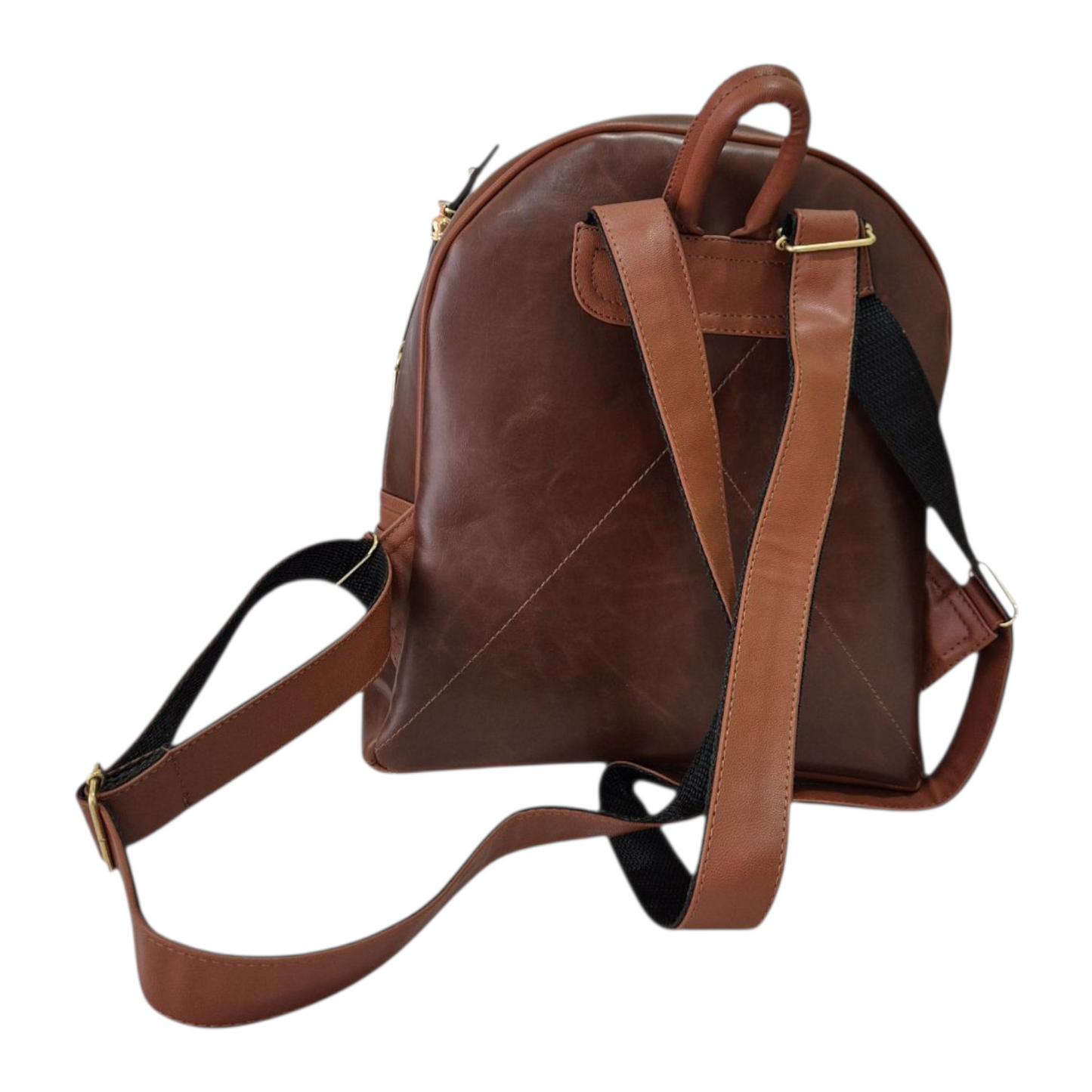 Mochila café con diseño grabado y personaje tierno abrazando corazón