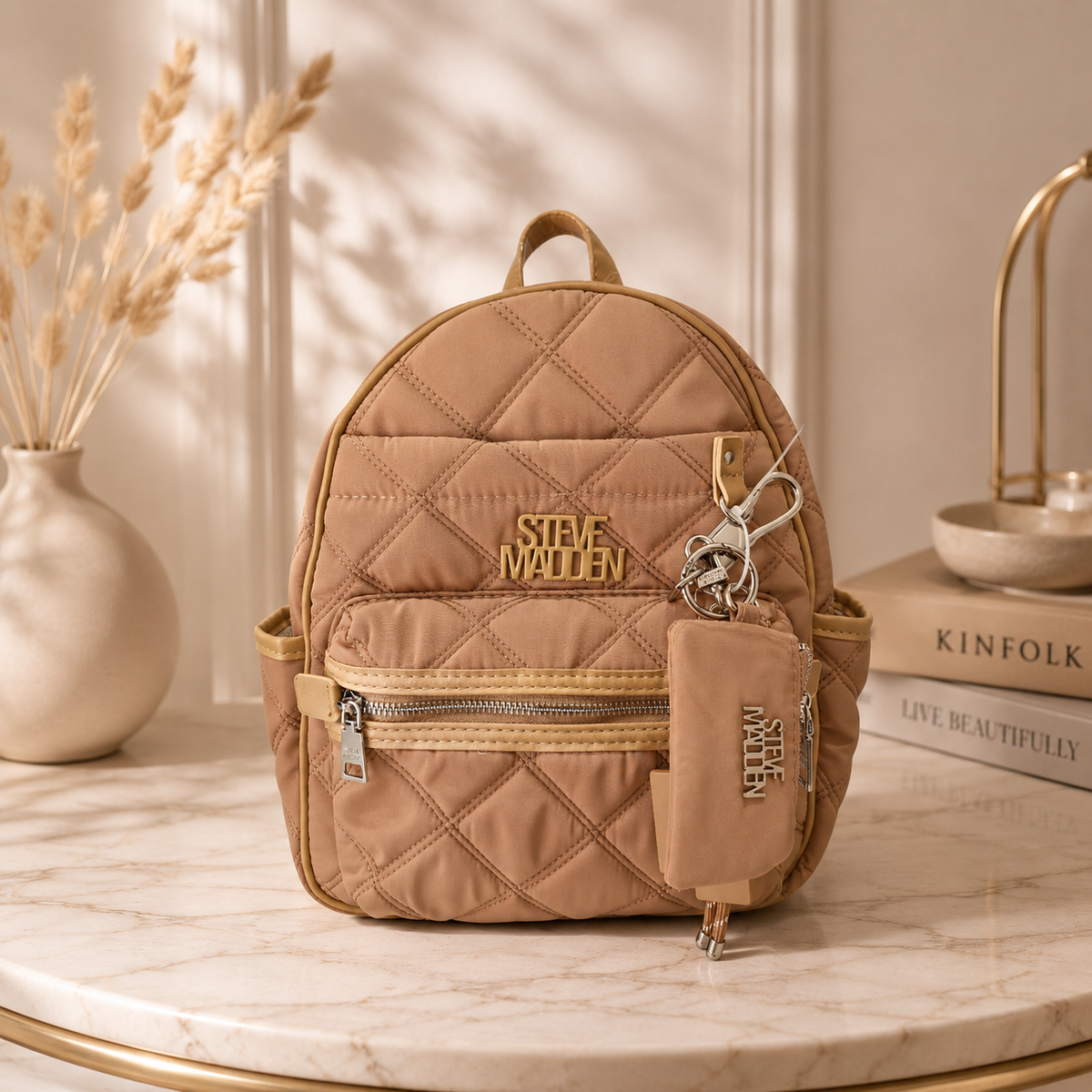 Mochila Steve Madden Acolchada Camel con Monedero Desmontable