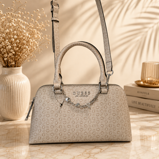 Bolsa Guess Beige Monograma Crossbody con Charm Decorativo