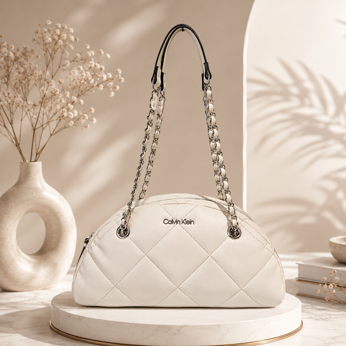 Bolsa Calvin Klein Blanca Acolchada con Cadena Plateada
