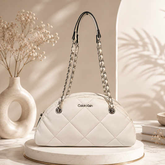 Bolsa Calvin Klein Blanca Acolchada con Cadena Plateada