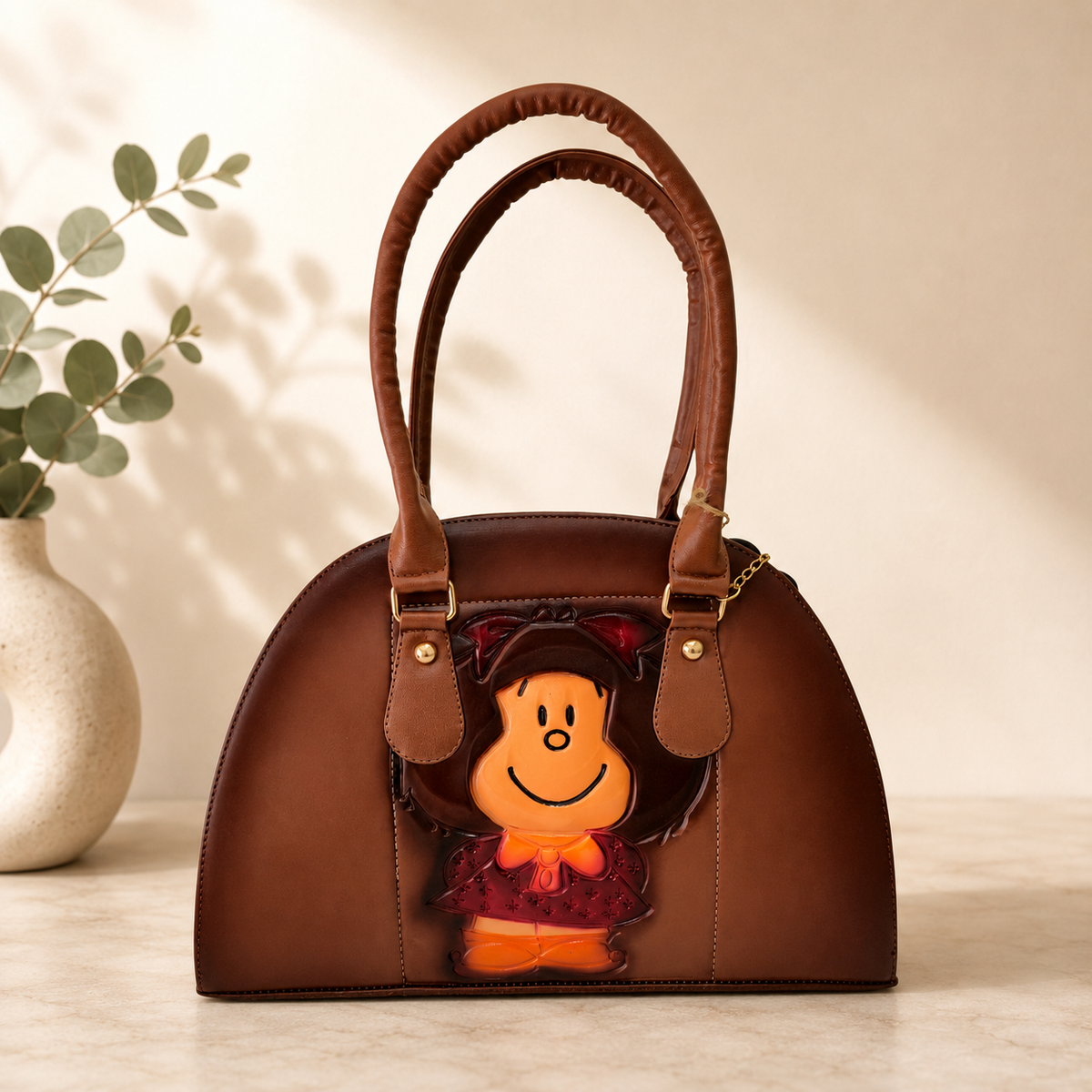 Bolsa de Mano Artesanal Café con Mafalda en Relieve