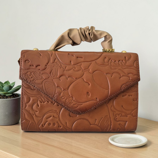 Bolsa Crossbody Artesanal Café con Grabado Snoopy