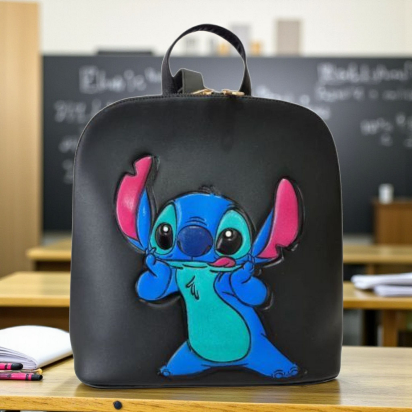 Mochila negra con diseño divertido de personaje animado
